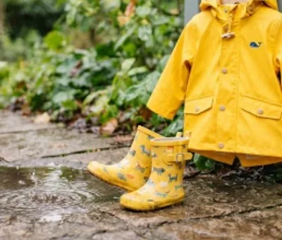 Chaqueta impermeable amarilla con capucha, vista de frente